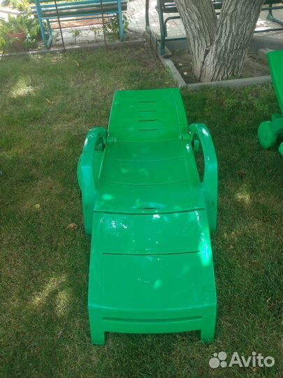 Шезлонг лежак пластиковый