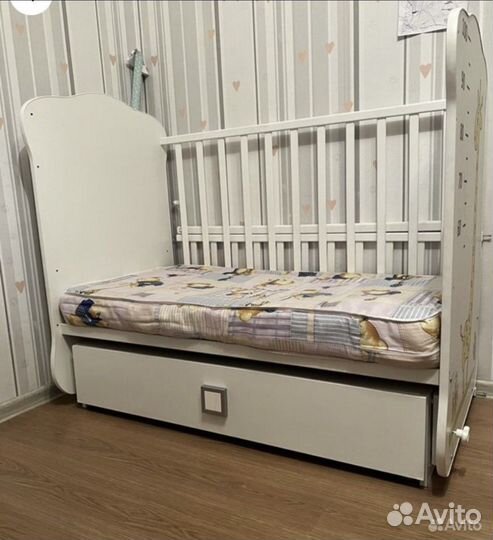 Детская кроватка с маятником