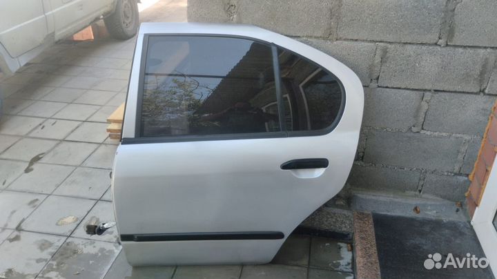 Продаю дверь на nissan primera