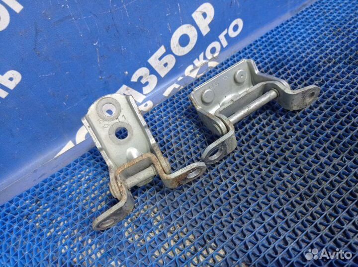 Петля двери Nissan Cefiro A33 седан VQ20 2000