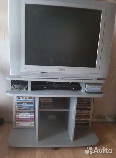 Телевизор вместе с тумбой под тв и с дисками