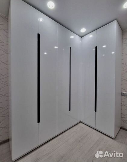 Современный распашной шкаф