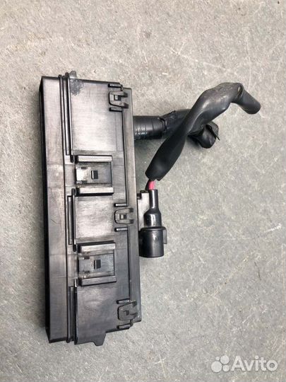 Блок предохранителей под капот Mitsubishi Lancer