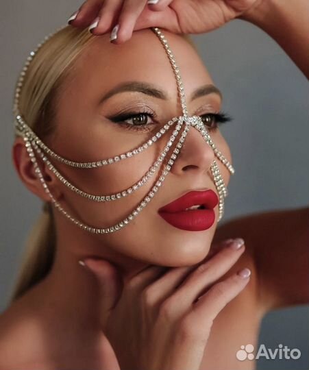 Классный чокер со стразами