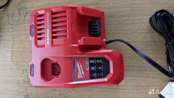 Зарядное Milwaukee M12 M12-18