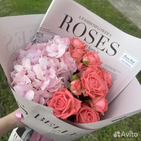 Гортензия с кумтовой розой в букете