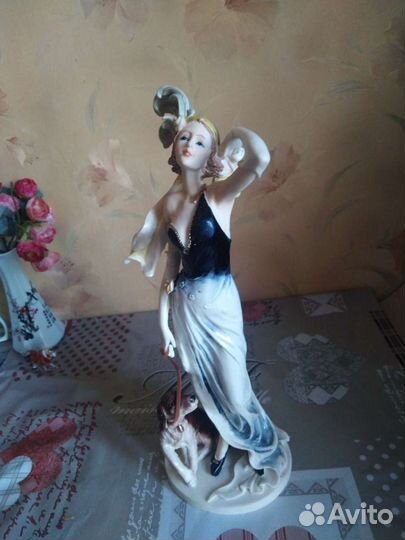 Статуэтка дама собакой