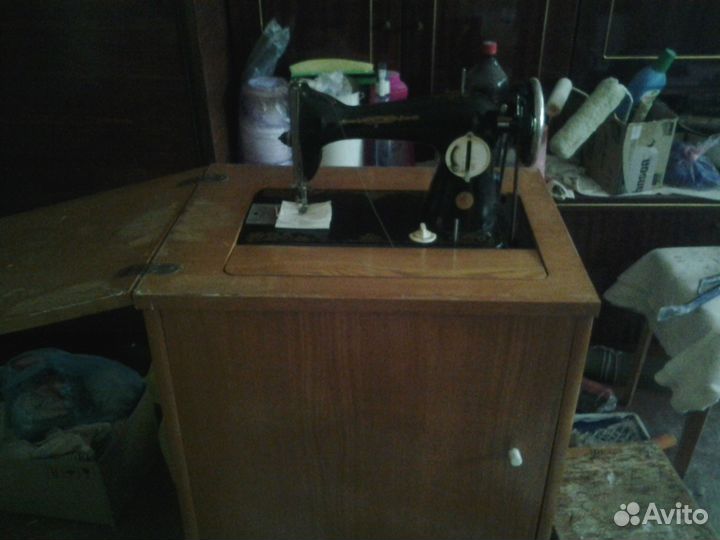 Швейная машинка ножная,тумба