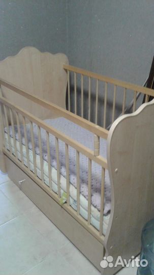 Детская кроватка с маятником и ящиком