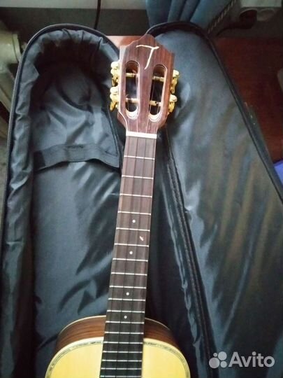 Продам укулеле тенор tom tut-680 m