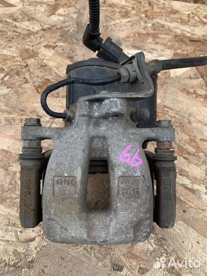 Суппорт задний левый Volkswagen Passat B6 2.0 BVY