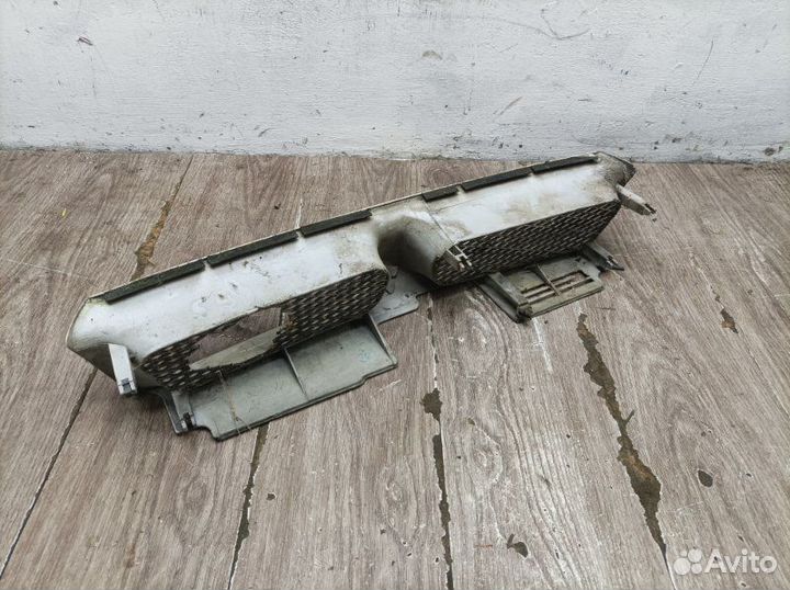 Решетка радиатора Mitsubishi Galant седан 4дв