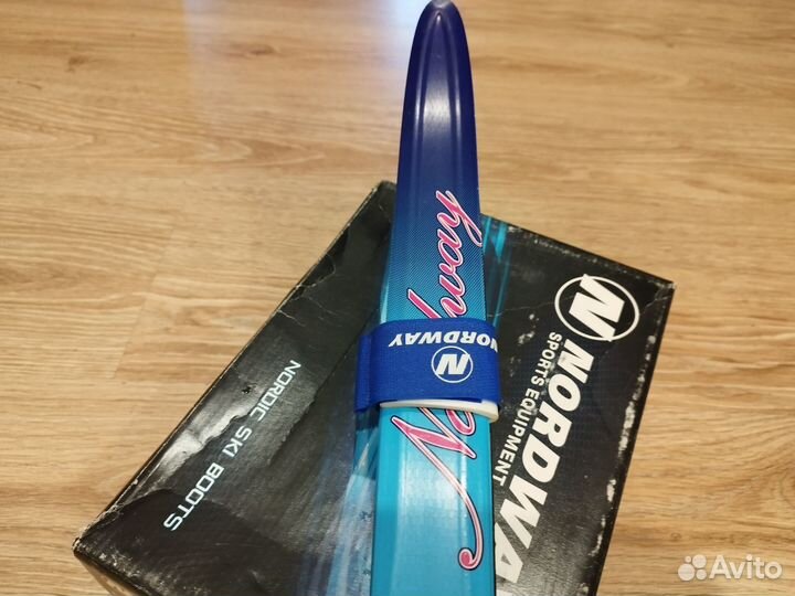 Лыжи, ботинки и палки для ребенка