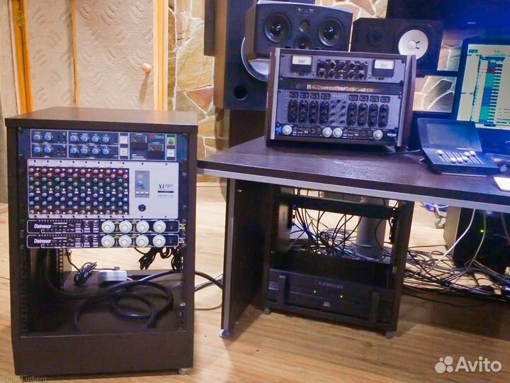 Звукорежиссер, студия звукозаписи, песня вокал