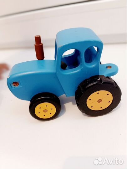 Синий трактор деревянный