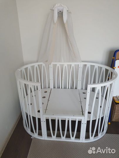 Детская кроватка с маятником