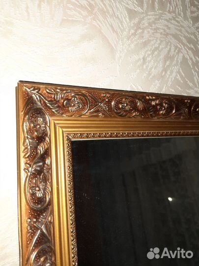 Зеркало не маленькое в багетной деревянной раме