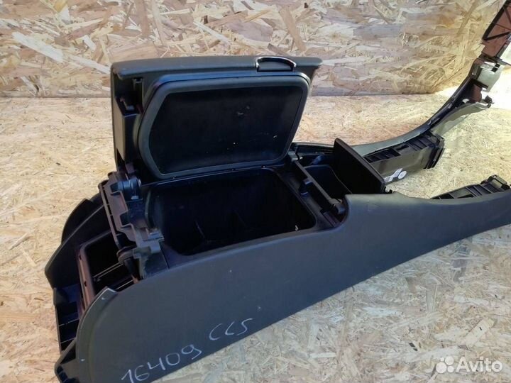 Консоль салона (центральная часть) Mercedes-Benz