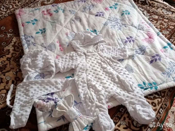 Конверт и костюмы на выписку