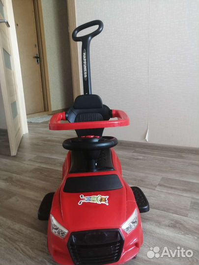 Машинка каталка с родительской ручкой
