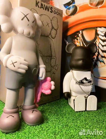 Фигурка kaws