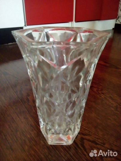 Стеклянная ваза для цветов