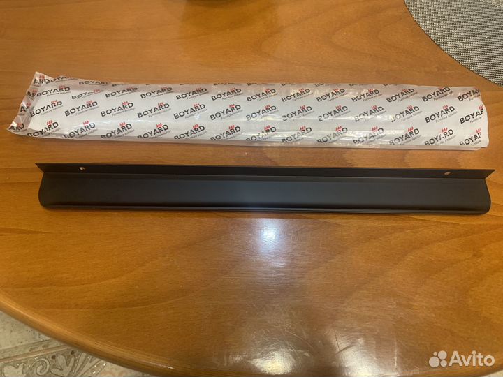 Накладная ручка на фасад