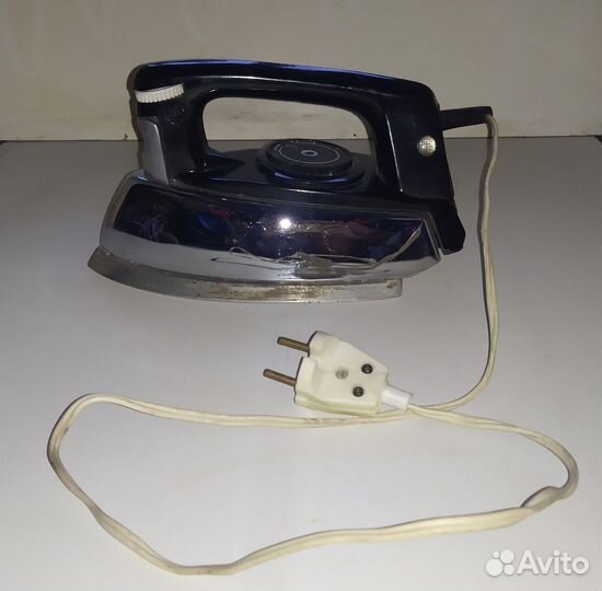 Утюг с терморегулятором и пароувлажнителем (СССР)