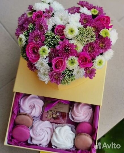 Сладкие букеты из конфет и живых цветов