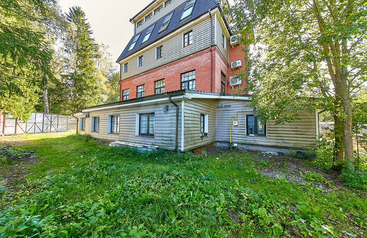 Коттедж 539,7 м² на участке 20,4 сот.