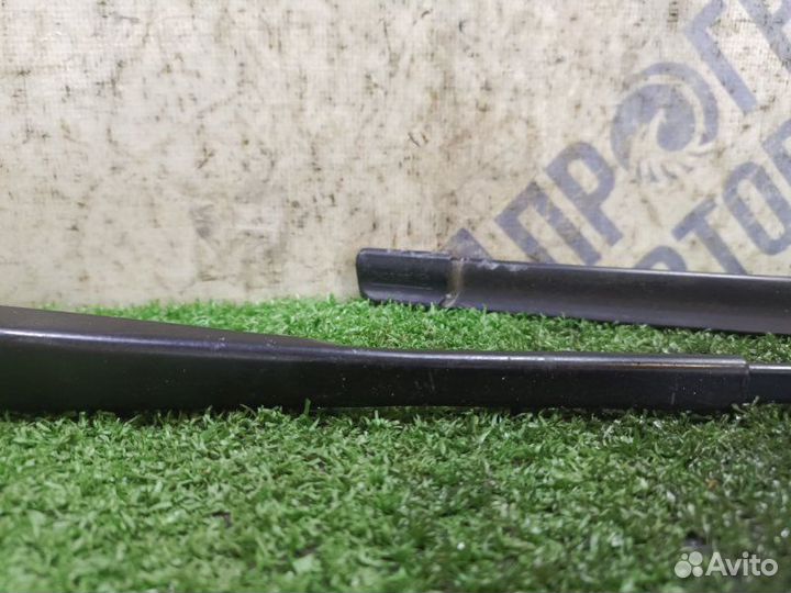 Поводок стеклоочистителей передний левый Renault