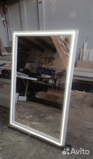 Парикмахерское зеркало с подсветкой