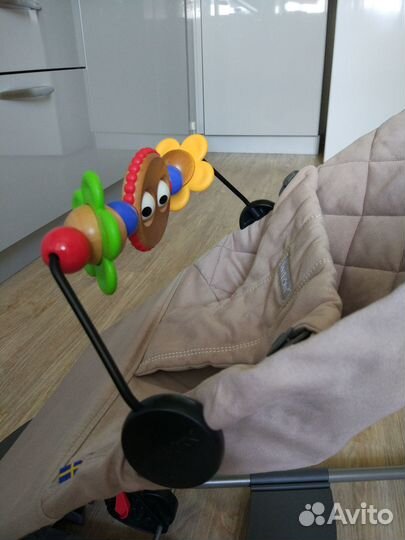 Кресло-шезлонг детское Baby Bjorn 0+ (с игрушкой)