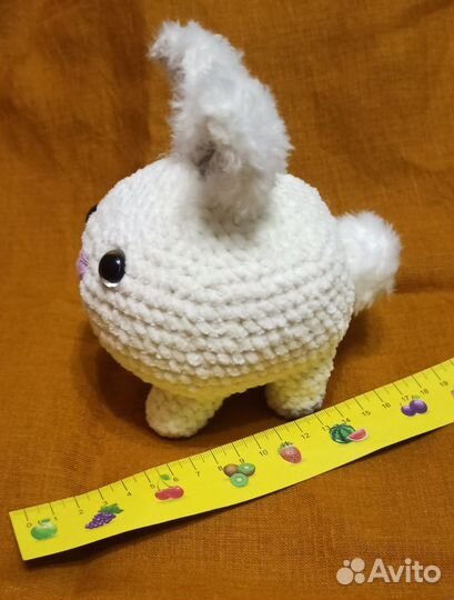 Вязаная игрушка заяц