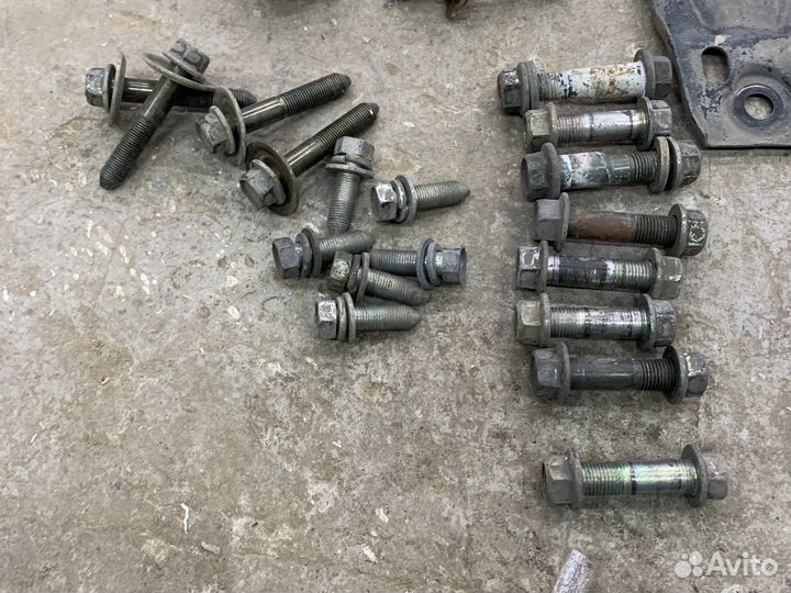 Болты задней подвески Subaru