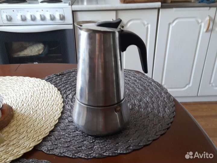 Кувшин керамические и разная посуда