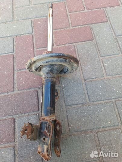 Стойка передняя левая,тойота камри 55