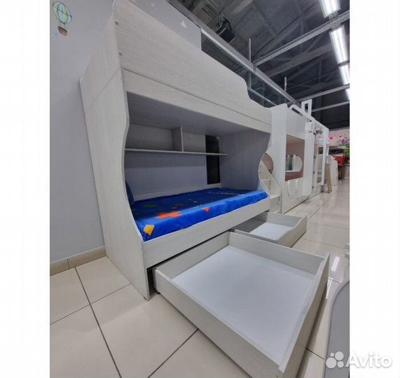 Детская двухярусная кровать