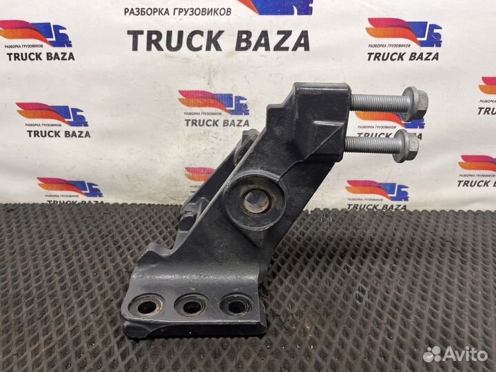 2401730 Кронштейн передней рессоры правый