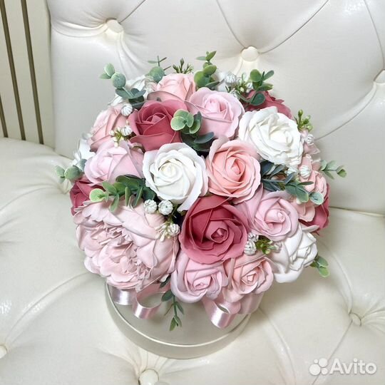 Букет из мыльных роз и пиона в коробке, открытка