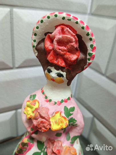 Глиняная статуэтка барышня с цветами