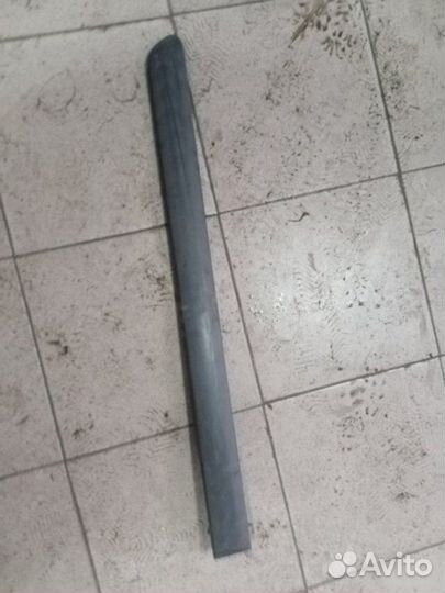 Молдинг двери задний правый Toyota Avensis 2000