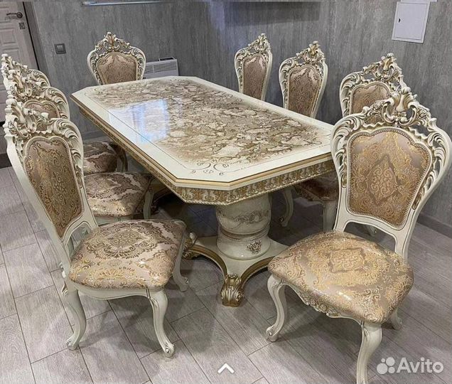 Стол и стулья