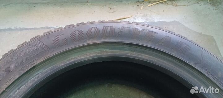 Goodyear UltraGrip 8 215/50 R17 V