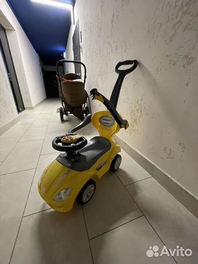 Машинка каталка толокар с ручкой