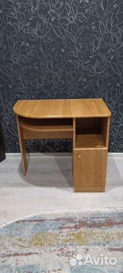 Компьютерный стол/ туалетный бу