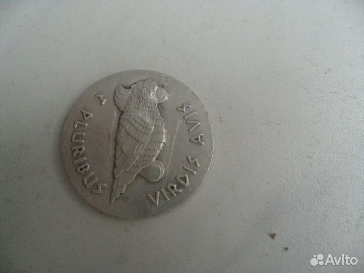 Пуговица Олимпиада 80/жетон зеленый попугай 999 пр