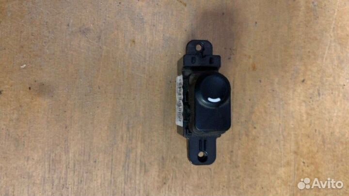 Кнопка стеклоподъемника Hyundai Solaris 1.6 G4FC