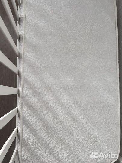 Кроватка детская с маятником