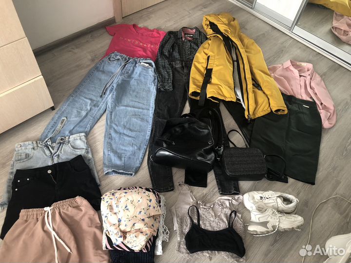 Отдам три пакета вещей